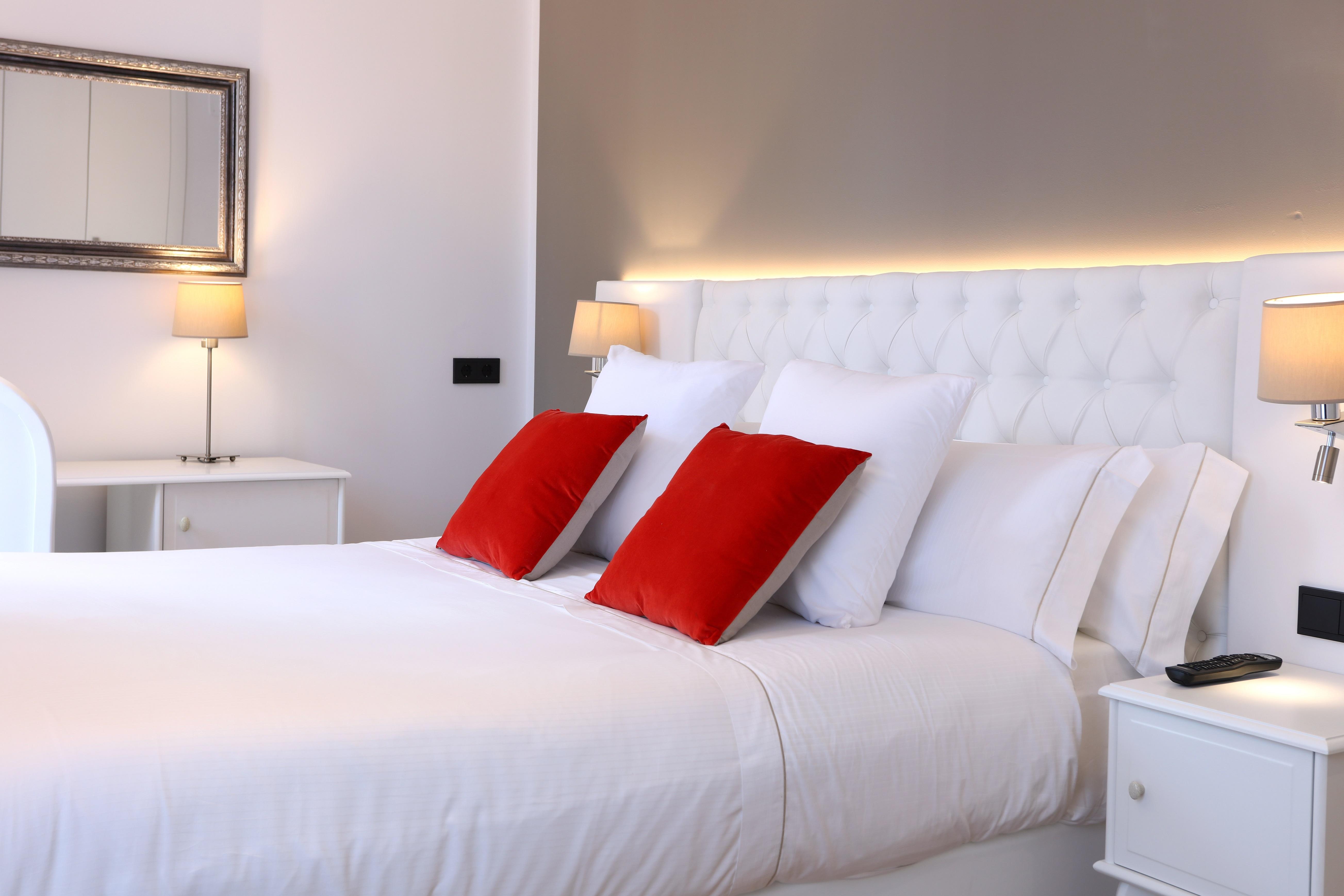 Bo Hotel Palma Dış mekan fotoğraf A bedroom in a luxury hotel in Italy.
